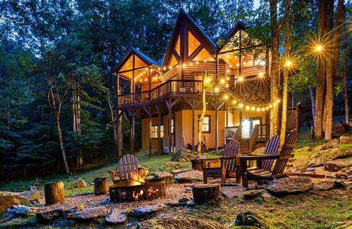 Beech Mountain Villa | Creekside Log Cabin with Hot Tub & Arcade Games