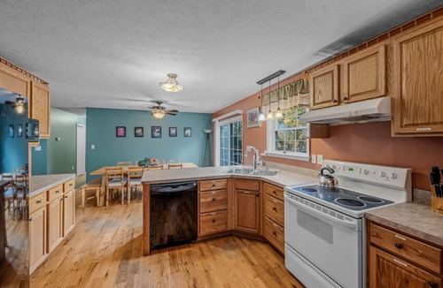 Berkeley Springs House | Creekview Cabin - hot tub, pets, grill, wifi, screen porch, fire ring