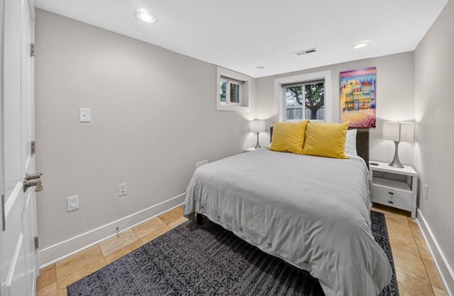 Crestwood Hotel | Crestwood Manor - An urban oasis with Free Parking