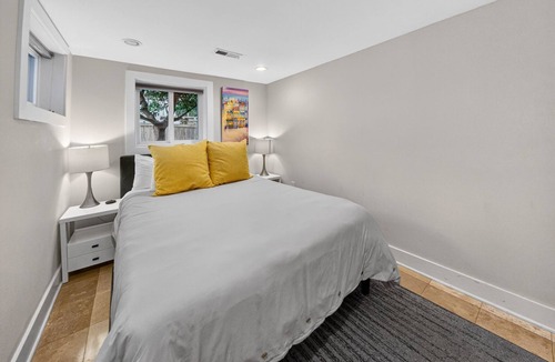 Crestwood Hotel | Crestwood Manor - An urban oasis with Free Parking