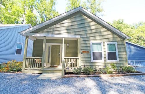Bryson City Villa | Cuddle Cove Modern, Creekside Home right by the Heart of Bryson City