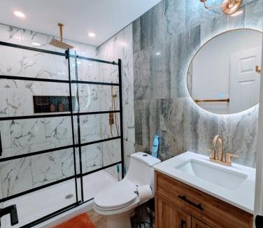 Mount Berry House | Custom Design Kitchen King Beds Laundry Large TVs