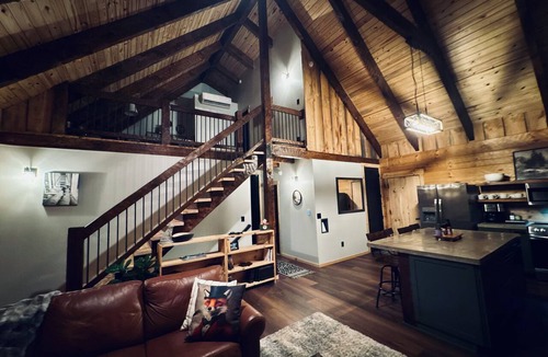 Front Royal Cabin | Custom Log Cabin Hot Tub Friendly Close to River,Wineries,Breweries