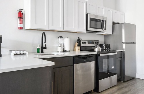 Elizabeth Apartment | Cute 1BR Next to EWR l1r7