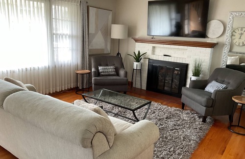 Dubuque House | Cute & Cozy 4 Bedroom 2 Bath Ranch House EXCELLENT SAFE located in center of DBQ