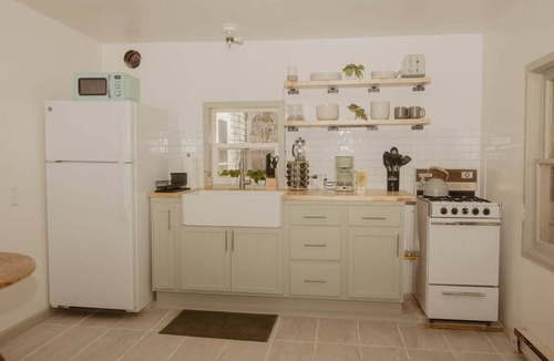 Sioux Center House | Cute Dog-Themed Stay – Steps to Cafés & Dordt