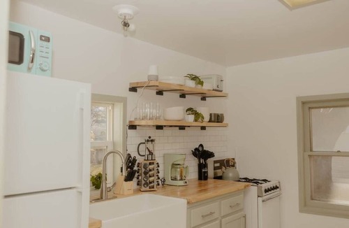 Sioux Center House | Cute Dog-Themed Stay – Steps to Cafés & Dordt