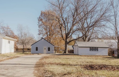 Sioux Center House | Cute Dog-Themed Stay – Steps to Cafés & Dordt