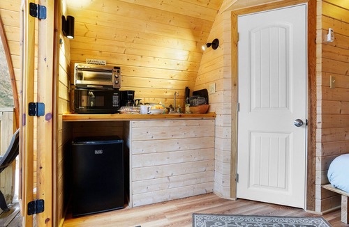 Ashland Cabin | Cute European Bungalow Cabin w/Hot Tub. 1 Double Bed