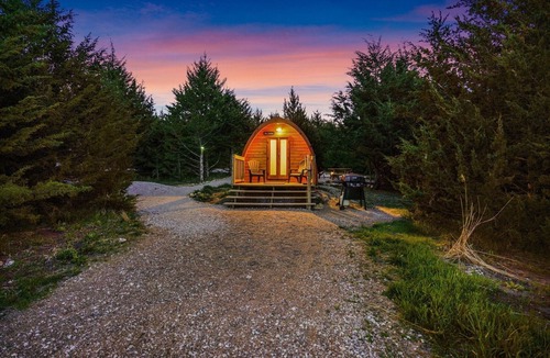 Ashland Cabin | Cute European Bungalow Cabin w/Hot Tub. 1 Double Bed