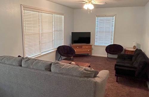 Longtown House | Cute house close to Eufaula Lake! Room to park a boat!
