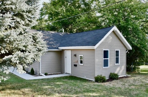 Cedar Falls House | Cute tiny home with everything you need!