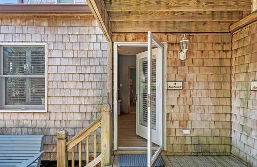 Ocracoke Villa | CV1B: Shell Castle B - king bed and whirlpool tub!