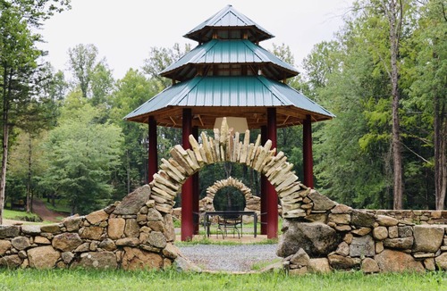 Stanardsville Apartment | D · Royal Suite at White Lotus Eco Spa Retreat
