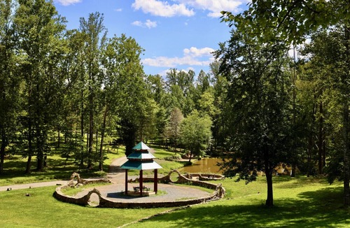 Stanardsville Apartment | D · Royal Suite at White Lotus Eco Spa Retreat