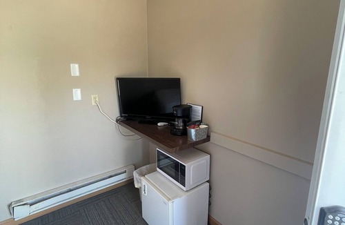 Faulkton Hotel | Dakota Landing Cabins & Motel: Room #3-Cozy, newly remodeled motel room