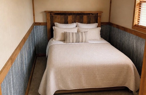 Dallas Cottage | Dallas Cottage 57 Retreat - Gather, Relax, Stay Awhile
