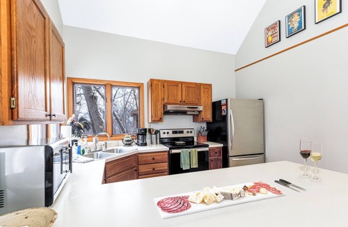 The Galena Territory House | >DARTS> Outdoor Hot Tub, Screened Porch, Fireplace, Dog Friendly!