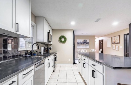 Woodstock House | Dawg House 4BR Stay - Fenced Yard & Fast WiFi!