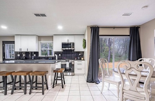 Woodstock House | Dawg House 4BR Stay - Fenced Yard & Fast WiFi!