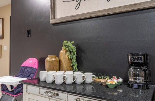 Woodstock House | Dawg House 4BR Stay - Fenced Yard & Fast WiFi!