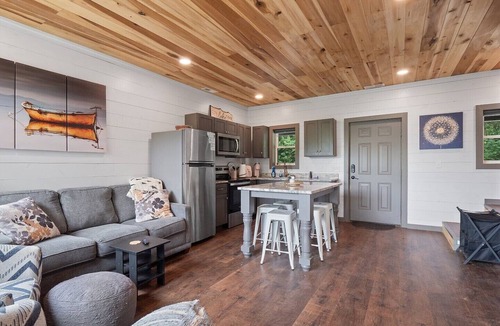 Crane Hill House | Day Dreamer- Perfect getaway on beautiful Smith Lake!