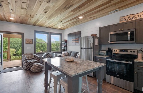 Crane Hill House | Day Dreamer- Perfect getaway on beautiful Smith Lake!