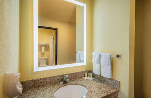Evansdale Hotel | Days Inn by Wyndham Evansdale Waterloo