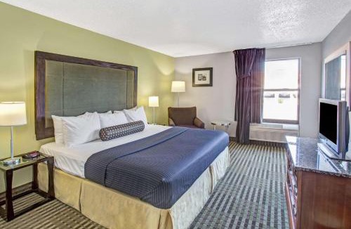 Lake Bluff Hotel | Days Inn by Wyndham Great Lakes Naval Base