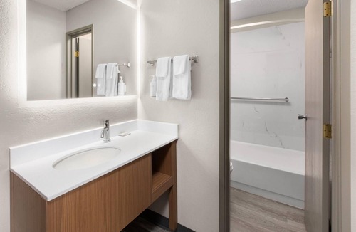 Pierre Hotel | Days Inn by Wyndham Pierre