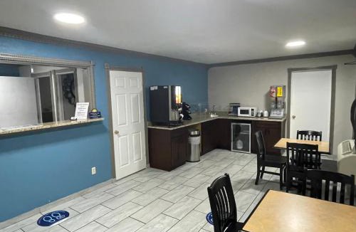 Pratt Hotel | Days Inn by Wyndham Pratt