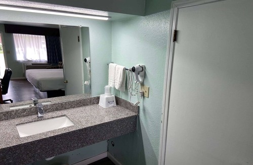 Pratt Hotel | Days Inn by Wyndham Pratt