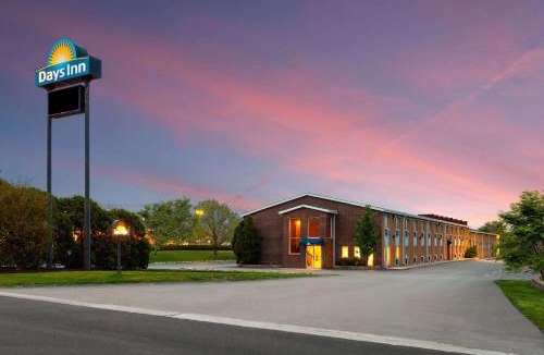 Cherry Valley Hotel | Days Inn by Wyndham Rockford I-90 Walking Distance to Casino