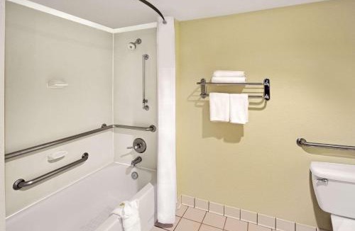 Downtown Hotel | Days Inn by Wyndham Silver Spring