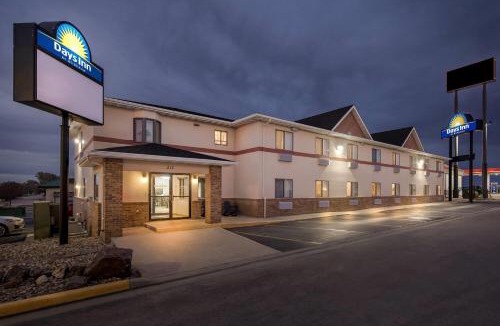 Pinnacles Entrance Badlands Hotel | Days Inn by Wyndham Wall