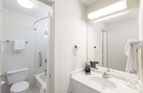 Clive Hotel | Days Inn by Wyndham West Des Moines/Clive