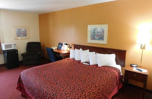 Cedar Rapids Hotel | Days Inn & Suites by Wyndham Cedar Rapids