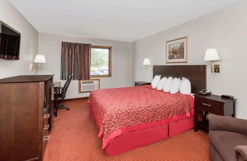 Greater South Side Hotel | Days Inn & Suites by Wyndham des Moines Airport