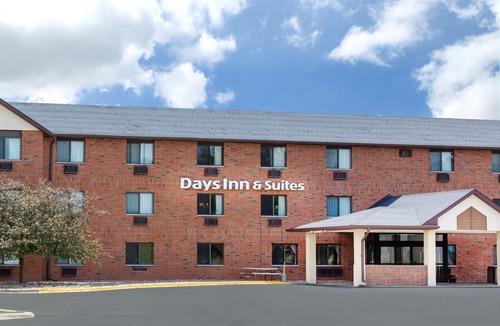Greater South Side Hotel | Days Inn & Suites by Wyndham des Moines Airport