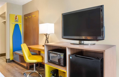 Rocky Mount Hotel | Days Inn & Suites by Wyndham Rocky Mount Golden East