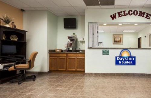 Columbus Hotel | Days Inn & Suites by Wyndham Columbus NE