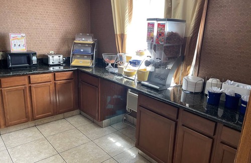 Waterloo Hotel | Days Inn & Suites by Wyndham Waterloo
