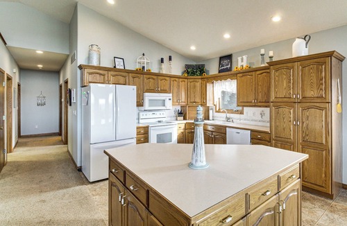 Lonergan House | Deck w/Lake Mac View! Spacious Family Retreat