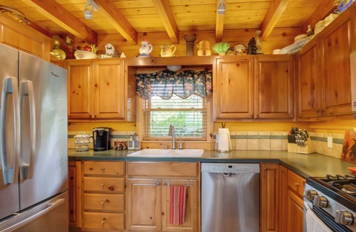 Vinita Cabin | Decks & Epic Views: Lakefront Langley Retreat!