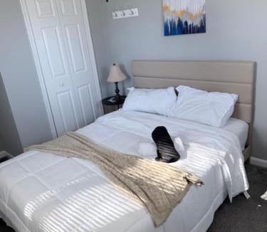 Lansdowne Apartment | Deelux stay private room near airport and downtown