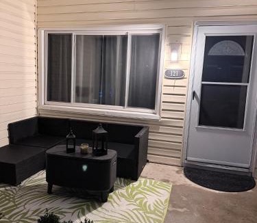 Lansdowne Apartment | Deelux stay private room near airport and downtown