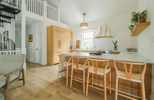 Sparks Glencoe Villa | Deer Haven at Bacon Hall: Stunning 14 Acre Modern Villa with Sunroom