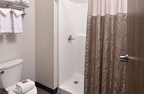 Broken Arrow Hotel | Deluxe 2 Queen, Stoney Creek Broken Arrow, On-site bar | 2 Units