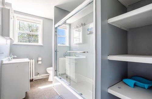 Bayonne Apartment | Deluxe 4BR-2BA-12 Beds | NYC | MetLife | Parking