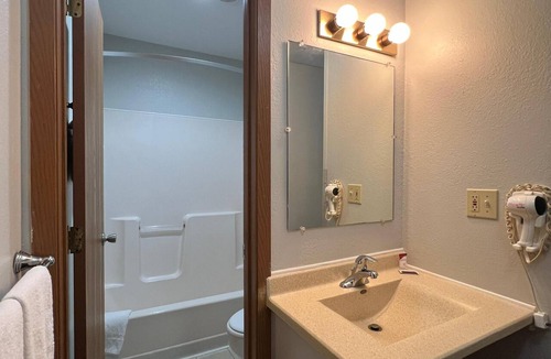 Nebraska City Hotel | Deluxe Inn